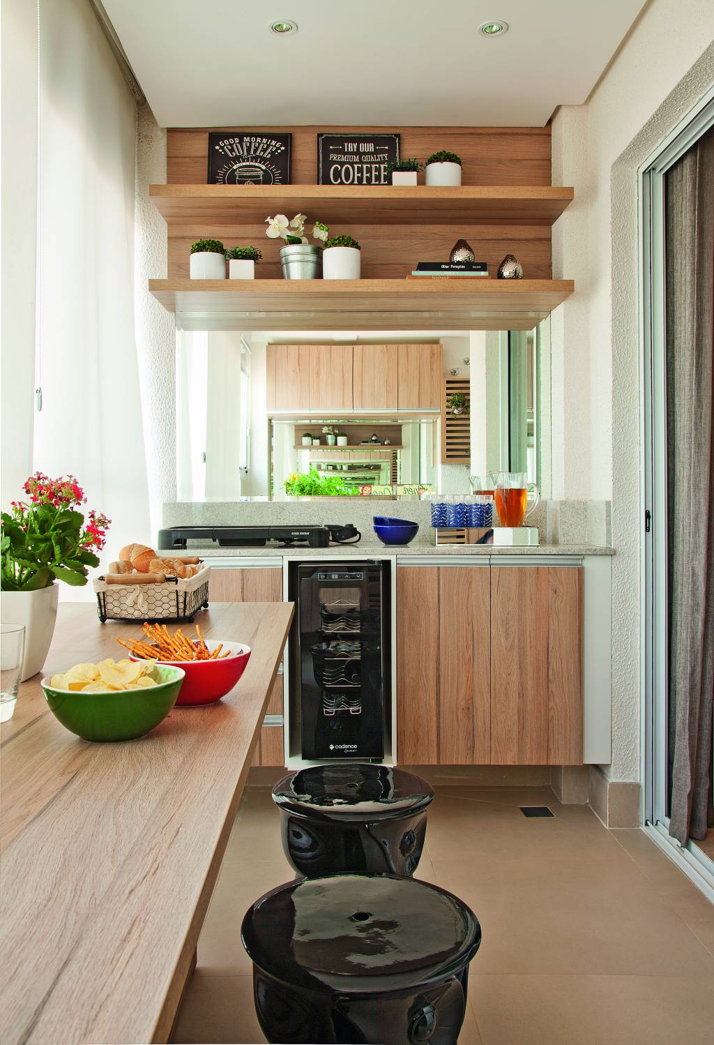 Apartamento pequeno com ambientes integrados e decoração neutra – varanda gourmet