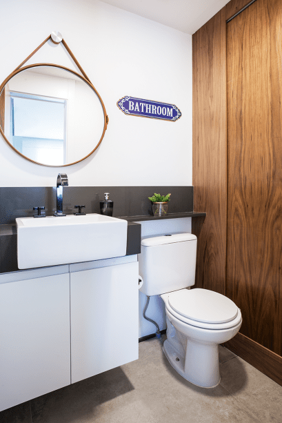 O banheiro social virou lavabo: perdeu o chuveiro, mas ganhou um armário que vai do chão ao teto. Bancada e frontão de quartzo preto fazem parceria com uma cuba de semiencaixe (Deca). O banheiro social virou lavabo: perdeu o chuveiro, mas ganhou um armário que vai do chão ao teto. Bancada e frontão de quartzo preto fazem parceria com uma cuba de semiencaixe (Deca).