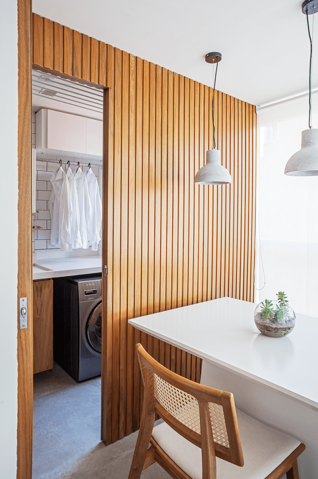 Na lavanderia, um varão para pendurar camisas passadas junta-se aos armários onde o morador guarda vassouras, tábua e produtos de limpeza. Na lavanderia, um varão para pendurar camisas passadas junta-se aos armários onde o morador guarda vassouras, tábua e produtos de limpeza.