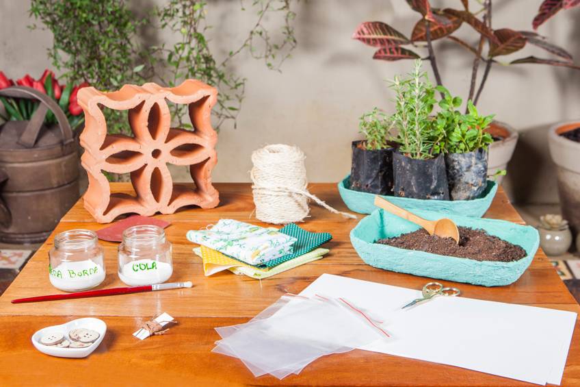 Voc&ecirc; vai precisar de: tijolo vazado cobog&oacute;, barbante de sisal, lixa para terracota, cola branca, veda borda, quatro estampas de tecido de algod&atilde;o, bot&atilde;o, linha para bordado, papel cart&atilde;o, saquinhos pl&aacute;sticos, terra para jardinagem, tesoura, quatro mudas.