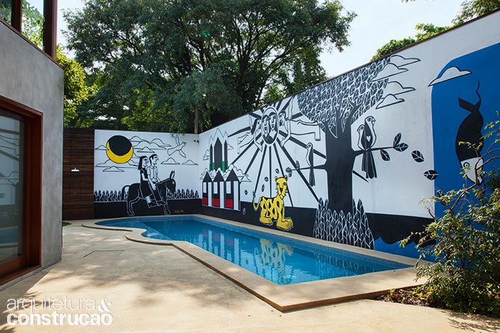 O traço de Derlon Almeida alegra o muro junto à piscina.