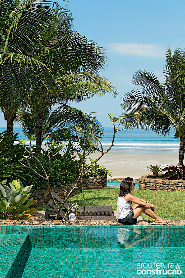O mar se imp&otilde;e, por&eacute;m a piscina de 4 x 4 m (1,05 m de profundidade) figura como um coadjuvante e tanto. Internamente ela recebeu pastilhas no tom Verde Bermudas (Cer&acirc;mica Atlas), que fazem bela parceria com a pedra-madeira bruta do acabamento externo e com o deck de cumaru.