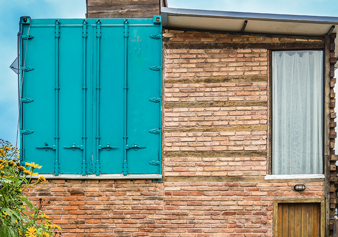 Casa contêiner em Florianópolis tem arquitetura sustentável com materiais de demolição