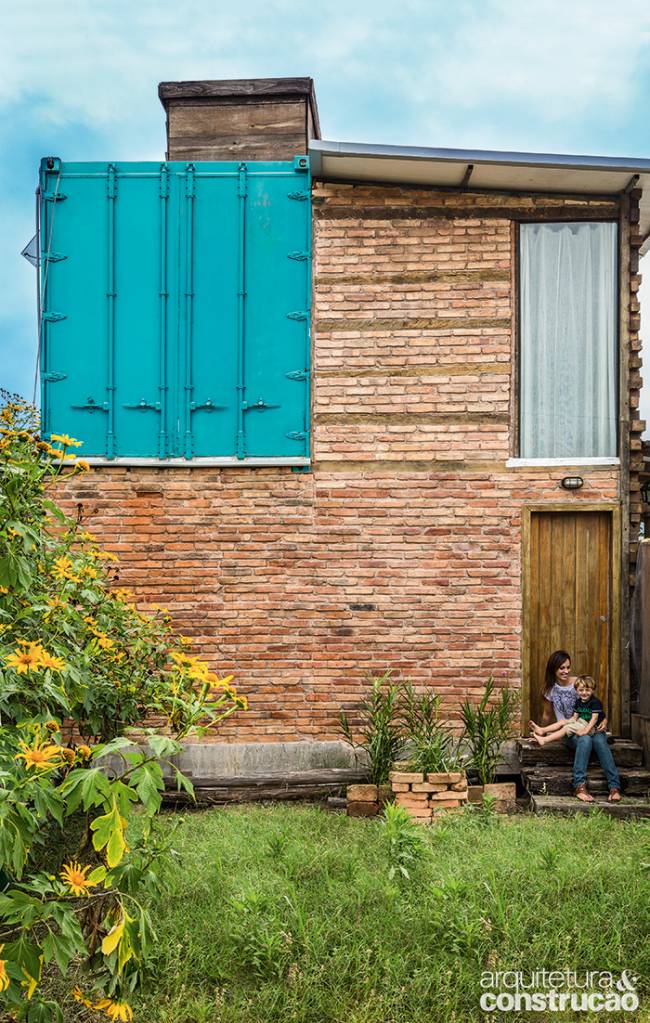 Casa contêiner em Florianópolis tem arquitetura sustentável com materiais de demolição