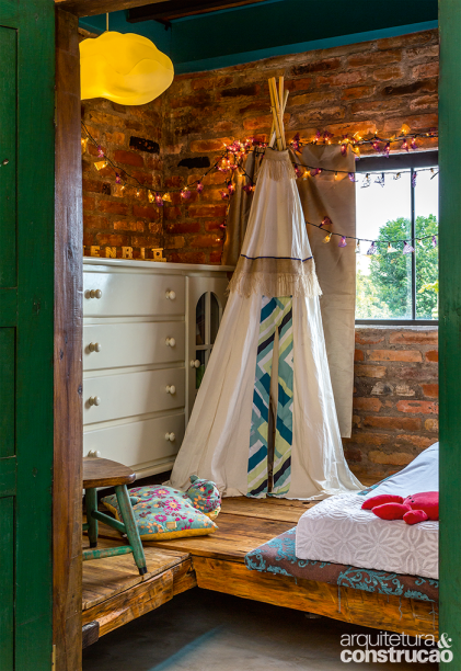 Além de oferecer área de armazenamento na parte inferior, o tablado ajusta a escala do quarto à criança, deixando os objetos mais ao alcance das mãos dela. Além de oferecer área de armazenamento na parte inferior, o tablado ajusta a escala do quarto à criança, deixando os objetos mais ao alcance das mãos dela.