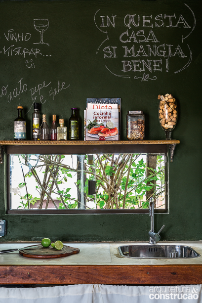A parede da cozinha ganhou tinta lousa e se transformou em porta-recados. A parede da cozinha ganhou tinta lousa e se transformou em porta-recados.