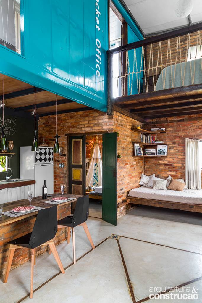 Casa contêiner em Florianópolis tem arquitetura sustentável com materiais de demolição