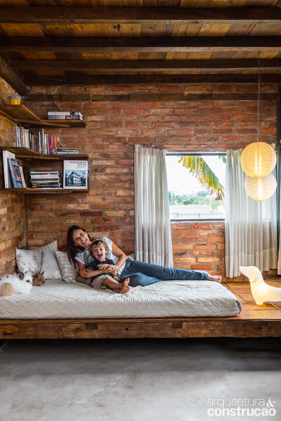 Livia e Enrí se divertem com os coelhos de estimação no sofá-tablado. Erguida num amplo terreno na capital catarinense, a residência, de tão despojada, nem parece estar numa cidade grande. Livia e Enrí se divertem com os coelhos de estimação no sofá-tablado. Erguida num amplo terreno na capital catarinense, a residência, de tão despojada, nem parece estar numa cidade grande.