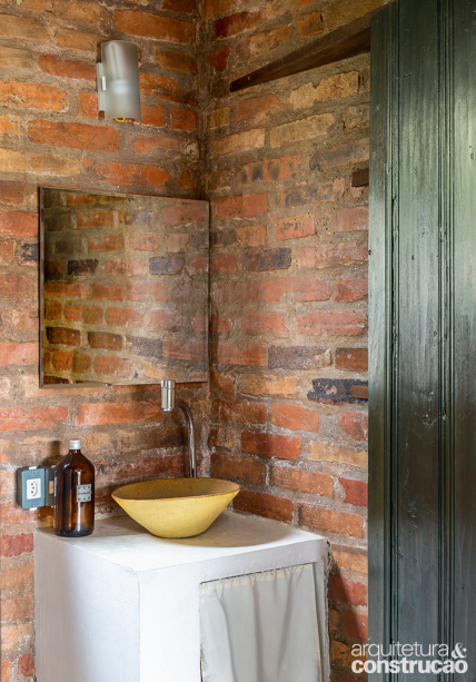 Neste banheiro, não há excessos. A bancada enxuta de alvenaria apoia a cuba e a torneira. Neste banheiro, não há excessos. A bancada enxuta de alvenaria apoia a cuba e a torneira.