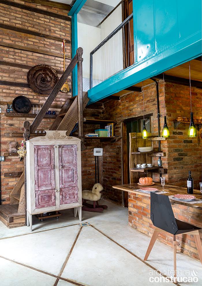 Casa contêiner em Florianópolis tem arquitetura sustentável com materiais de demolição