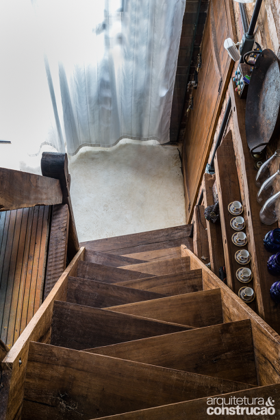 Para vencer o vão entre um patamar e o outro, a arquiteta elegeu a escada do tipo Santos-Dumont, versão de inclinação maior e com degraus parcialmente sobrepostos, o que economiza espaço. Para vencer o vão entre um patamar e o outro, a arquiteta elegeu a escada do tipo Santos-Dumont, versão de inclinação maior e com degraus parcialmente sobrepostos, o que economiza espaço.