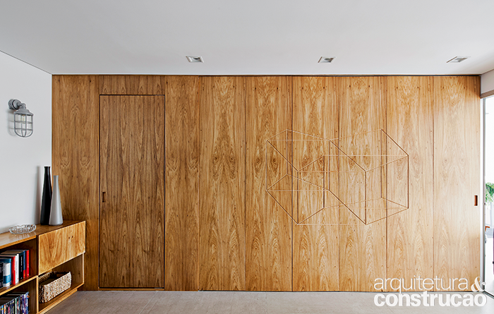 Com 3,12 m de comprimento quando inteiramente fechado, o painel de freij&oacute; capta a aten&ccedil;&atilde;o para o desenho geom&eacute;trico de sua superf&iacute;cie.