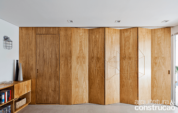 Cada uma das seis folhas se move no trilho superior de metal, embutido no forro de gesso.