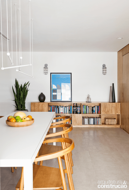 O aparador de freij&oacute; e o pendente sobre a mesa tamb&eacute;m t&ecirc;m tra&ccedil;o dos arquitetos.