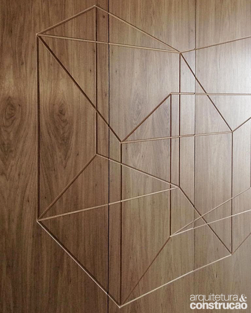 O desenho do painel de madeira foi desenvolvido pelos pr&oacute;prios arquitetos. A execu&ccedil;&atilde;o com corte computadorizado &eacute; da ZEROMAQUINA.