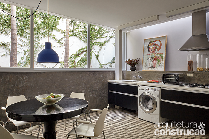 Note que a cozinha com copa inclui uma área de lavanderia, onde uma lavadora intercala-se entre os armários de laminado preto (Formaplas). Apesar de os ambientes ficarem semienterrados, não são escuros, já que o janelão de alumínio (Kiko Esquadrias) vai de uma lateral à outra, fixadoacima do barrado revestido de cimento queimado. Feita de concreto, essa base denota o reforço nos alicerces. Note que a cozinha com copa inclui uma área de lavanderia, onde uma lavadora intercala-se entre os armários de laminado preto (Formaplas). Apesar de os ambientes ficarem semienterrados, não são escuros, já que o janelão de alumínio (Kiko Esquadrias) vai de uma lateral à outra, fixadoacima do barrado revestido de cimento queimado. Feita de concreto, essa base denota o reforço nos alicerces.