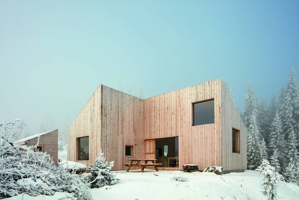Traços retos e madeira clara desenham cabana em Oslo