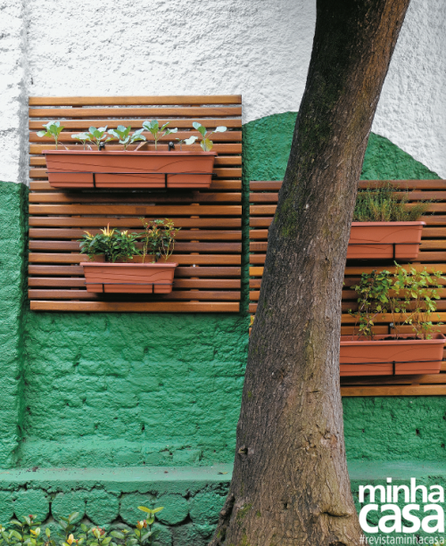 Esta horta comunitária de uma escola paulistana – com direito a salsinha, orégano e hortelã – pode servir de inspiração para quem deseja ter um jardim de temperos à prova de pets. Isso porque as jardineiras ficam bem distantes do chão, presas em painéis de cumaru (1 x 0,90 m) por meio de suportes metálicos. “A madeira foi tratada com stain para resistir ao sol e à chuva e fixada no muro com buchas e parafusos em forma de L”, detalha a paisagista Christine Damilakos, de São Paulo.