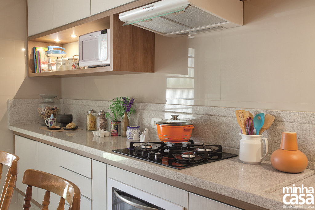 Antes e depois: reforma de cozinha inteligente criou um espaço moderno e funcional