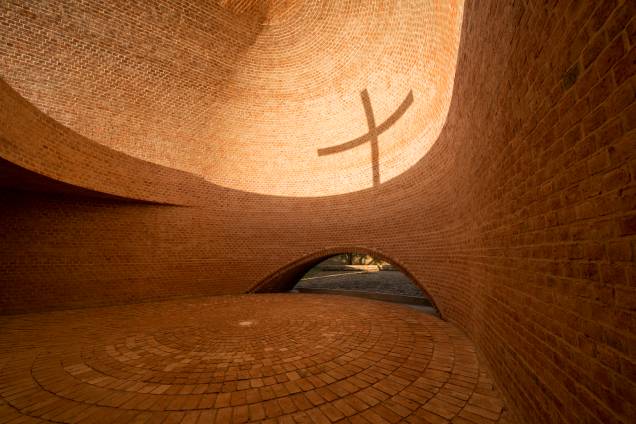 Capilla San Bernardo - Argentina - Por Nicolás Campodonico. Tijolos reciclados de uma casa. Capilla San Bernardo - Argentina - Por Nicolás Campodonico. Tijolos reciclados de uma casa.