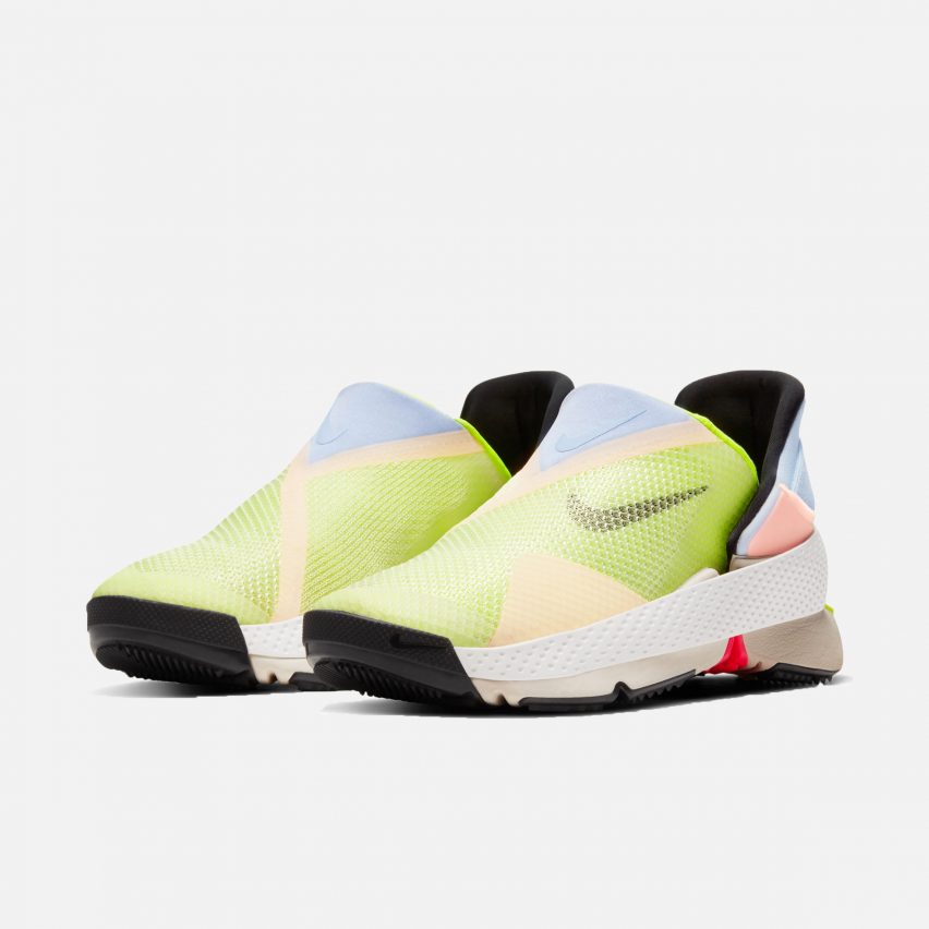 nike-go-flyease-sem-cadarço-mãos-acessibilidade_dezeen-03