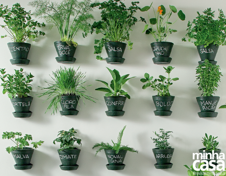 No caso da generosa horta vertical concebida pela paisagista paulistana Gigi Botelho, plaquinhas acabariam poluindo visualmente o projeto – imagine 15 delas, uma em cada vaso! A solução da repórter visual Eliana Medina foi tingir os recipientes com esmalte fosco em um tom de verde escolar (Adel, ref. LKS 1790, da Lukscolor), transformando-os em minilousas. Assim, foi possível escrever com giz os nomes das espécies – incluindo coentro, boldo e arruda – nas próprias peças.