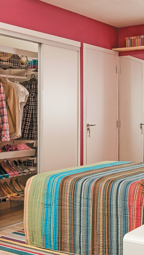 Quarto de casal com closet e canto para trabalho