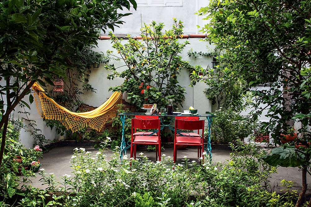 Quintal tem muitas flores e toque rústico provençal