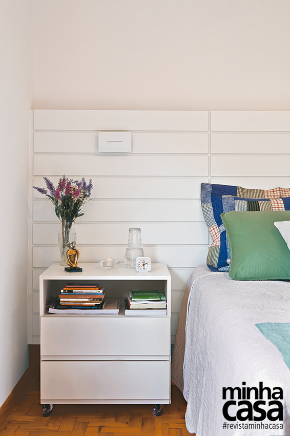 <span>A cabeceira da cama (2,75 x 1,10 m) tem uma leve inclina&ccedil;&atilde;o, ideal na hora da leitura. Feita de MDF com acabamento branco, embutiu a fia&ccedil;&atilde;o el&eacute;trica, o que evitou rasgos na parede. Com os criados-mudos (Emiliano). Projeto do arquiteto Douglas Honma.</span>