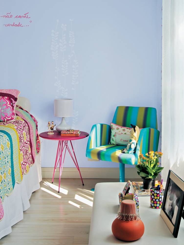 A mesinha&nbsp;Tri pink (Desmobilia) e&nbsp;Poltrona girat&oacute;ria Ful&ocirc; (Fernando Jaeger) adicionam charme ao lado da cama. Designer de interiores&nbsp;<span>Ana Maria Mouawad Queiroga.</span>