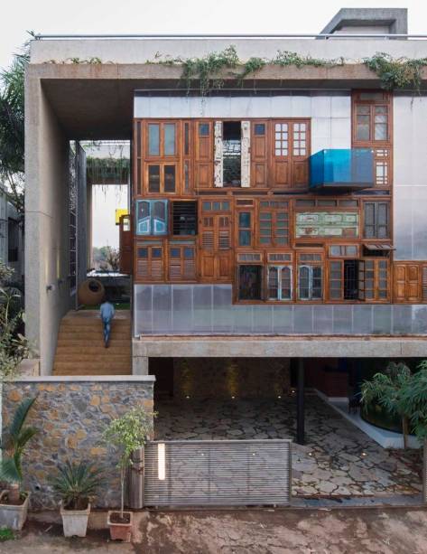 Collage House - India - S+PS Architects. Janelas e portas recicladas de casas demolidas.