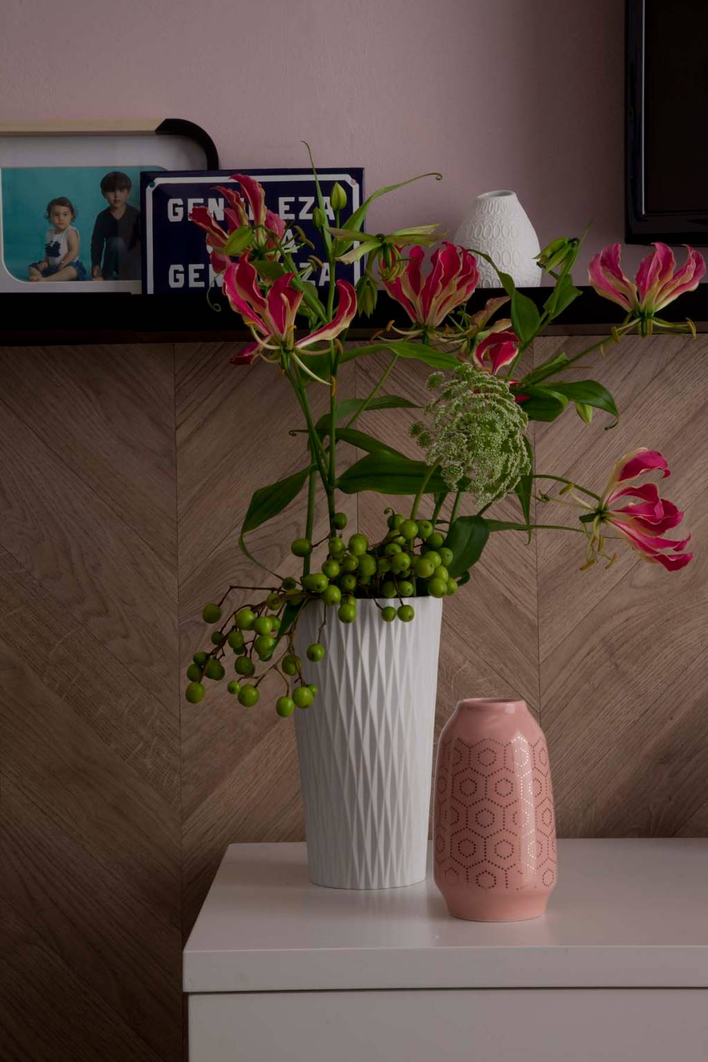 Sala de estar e jantar no tom rosa quartzo – flores