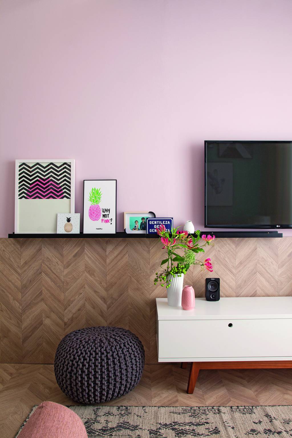 Sala de estar e jantar no tom rosa quartzo – rack