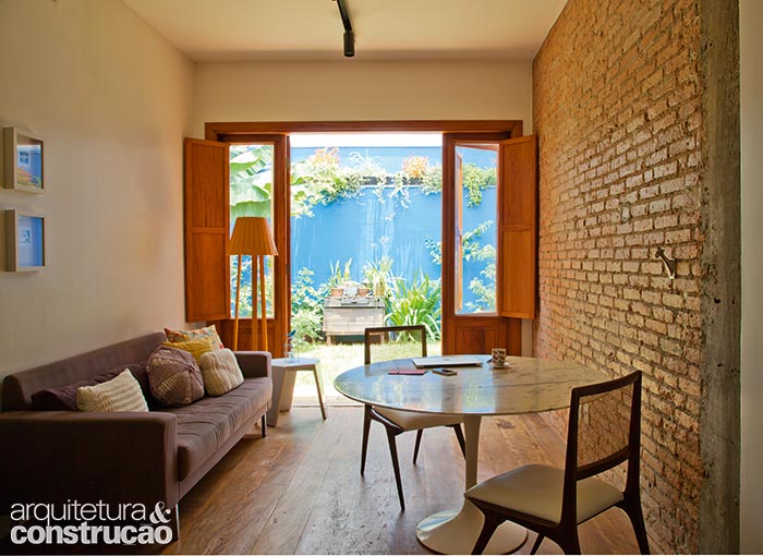 Tijolos descascados no escritório, aberto para a área externa, deixam à mostra um pouco do passado da morada. Tijolos descascados no escritório, aberto para a área externa, deixam à mostra um pouco do passado da morada.