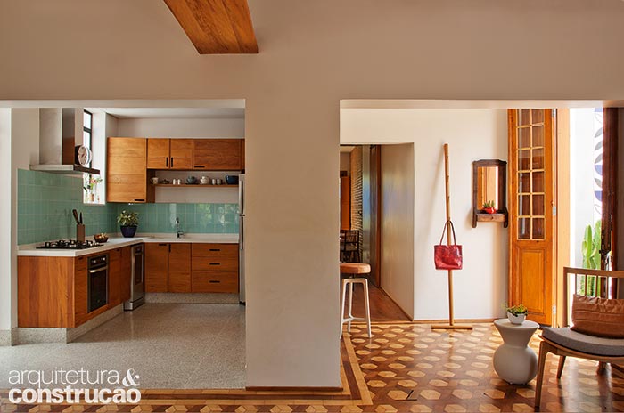 Surpresas da obra, a viga e o pilar eram largos, e retirá-los exigiria muito reforço. “No fim, eles criaram um requadro interessante”, avalia a arquiteta. Os armários da cozinha (Marcos Bucchino) foram confeccionados com a madeira que sobrou do telhado desfeito. O corredor leva aos fundos, onde estão os quartos. Surpresas da obra, a viga e o pilar eram largos, e retirá-los exigiria muito reforço. “No fim, eles criaram um requadro interessante”, avalia a arquiteta. Os armários da cozinha (Marcos Bucchino) foram confeccionados com a madeira que sobrou do telhado desfeito. O corredor leva aos fundos, onde estão os quartos.