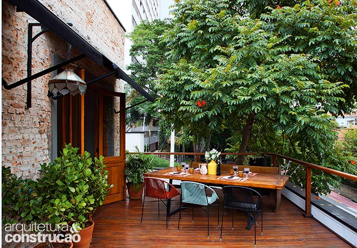 Erguido sobre a garagem, o deck de 31 m&sup2; funciona como extens&atilde;o do estar e &eacute; o lugar preferido para receber as visitas.
