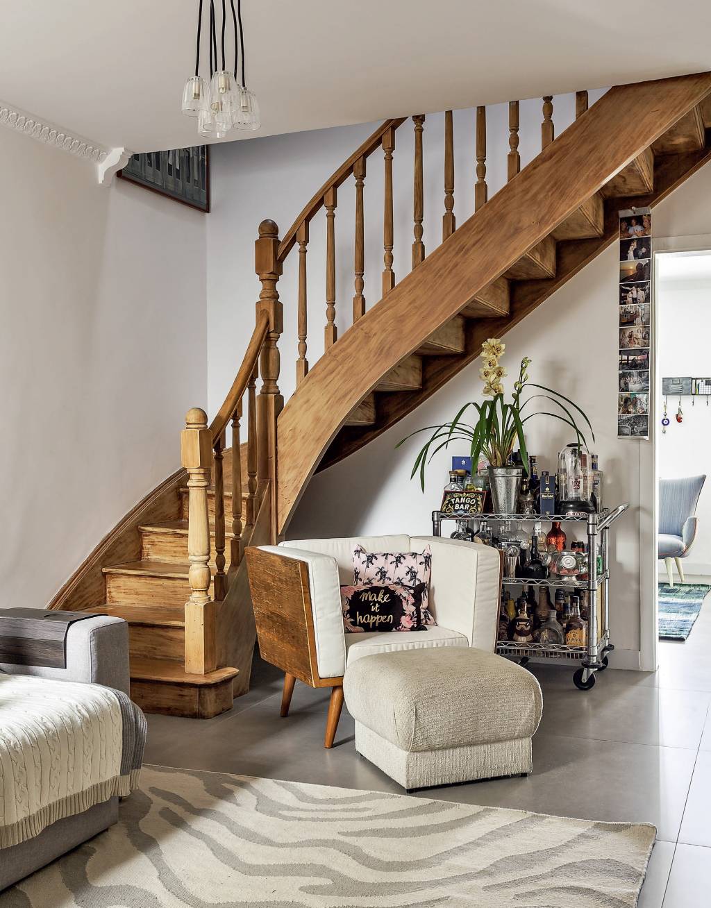 Reforma de sobrado antigo: fachada preservada, interior moderno e quintal charmoso