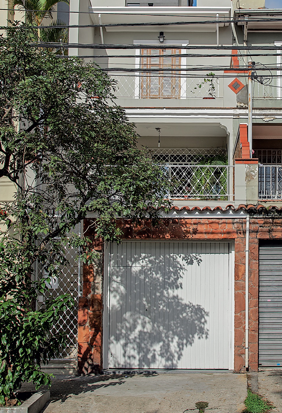 Reforma de sobrado antigo: fachada preservada, interior moderno e quintal charmoso