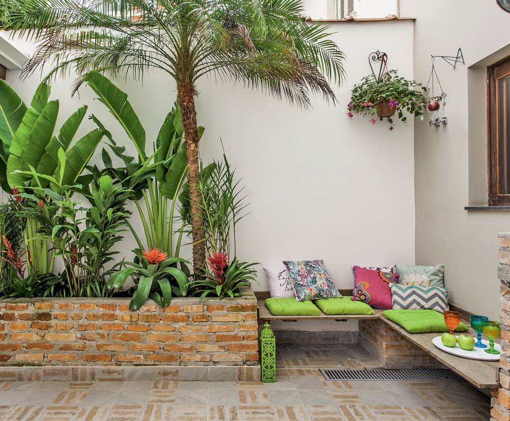 Reforma de sobrado antigo: fachada preservada, interior moderno e quintal charmoso