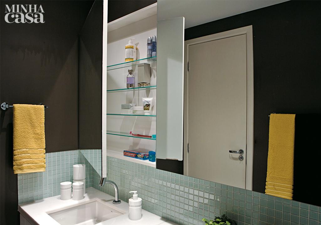 Reforma de banheiro pequeno traz pontos de cor ideias de organização