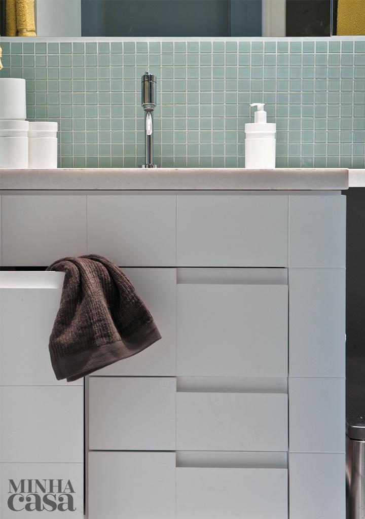 Reforma de banheiro pequeno traz pontos de cor ideias de organização