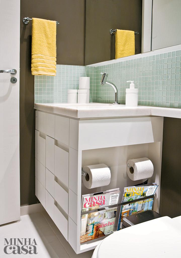 Reforma de banheiro pequeno traz pontos de cor ideias de organização