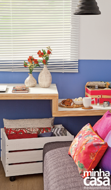 Reparou no caixote com rodízios encaixado sob a bancada, na lateral do sofá-cama? Nele, o morador pode deixar roupas de cama à disposição das visitas. Reparou no caixote com rodízios encaixado sob a bancada, na lateral do sofá-cama? Nele, o morador pode deixar roupas de cama à disposição das visitas.