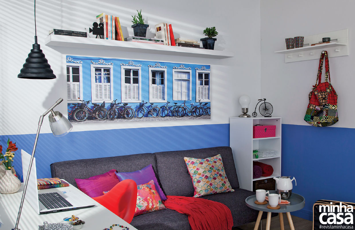 Em vez de tingir cada parede de uma &uacute;nica tonalidade, Beto e Jacqueline sugeriram uma pintura diferente, criando uma linha horizontal que divide o ambiente em duas partes.