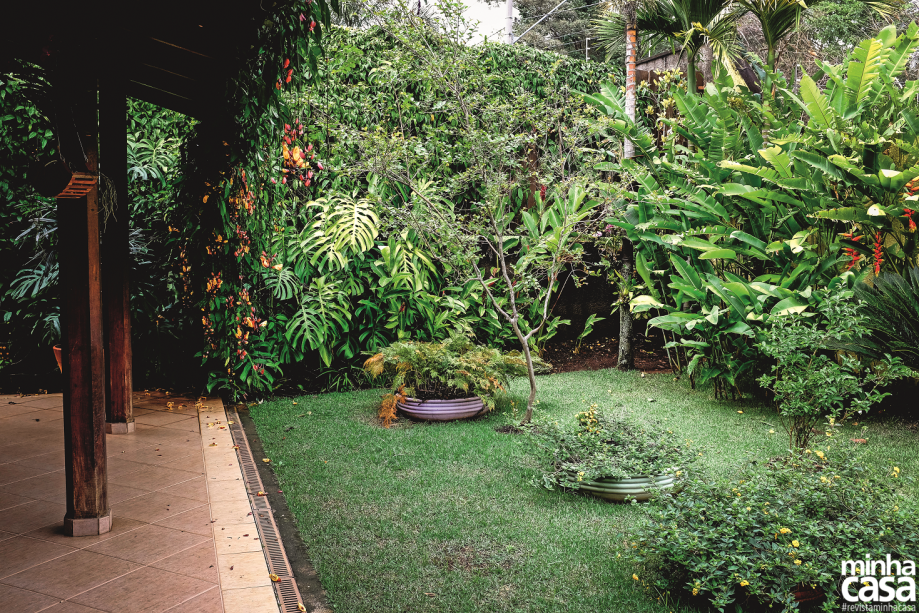 Além das mais variadas espécies de plantas, o jardim da casa da pedagoga Valéria Moraes, de Campinas, SP, abriga um cantinho de orações