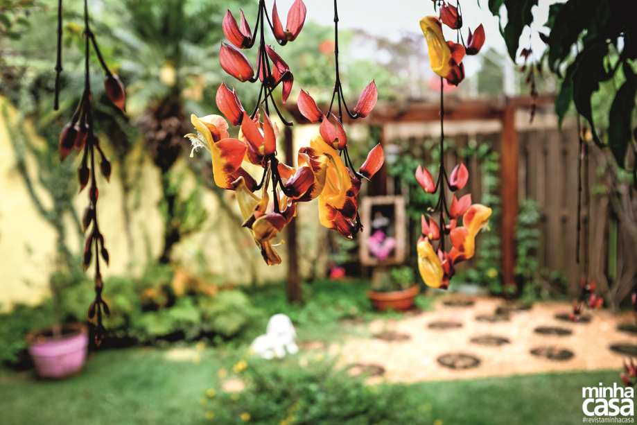 Além das mais variadas espécies de plantas, o jardim da casa da pedagoga Valéria Moraes, de Campinas, SP, abriga um cantinho de orações