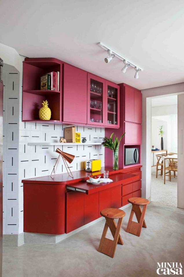 <span>Antes com acabamento laminado, os armários receberam primer automotivo (Lazzudur P710, da Sherwin-Williams), que tornou sua superfície porosa, possibilitando a aderência do esmalte sintético acetinado (Metalatex Requinte Superlavável, da Sherwin-Williams). Os tons foram pinçados de detalhes de uma estante da sala – no módulo superior, foi usada a cor Rambling Rose, ref. SW 6305; no inferior, Fireweed, ref. SW 6328. </span>Projeto do <span>arquiteto </span><span>Flavio Castro, do escritório FCstudio.</span> <span>Antes com acabamento laminado, os armários receberam primer automotivo (Lazzudur P710, da Sherwin-Williams), que tornou sua superfície porosa, possibilitando a aderência do esmalte sintético acetinado (Metalatex Requinte Superlavável, da Sherwin-Williams). Os tons foram pinçados de detalhes de uma estante da sala – no módulo superior, foi usada a cor Rambling Rose, ref. SW 6305; no inferior, Fireweed, ref. SW 6328. </span>Projeto do <span>arquiteto </span><span>Flavio Castro, do escritório FCstudio.</span>