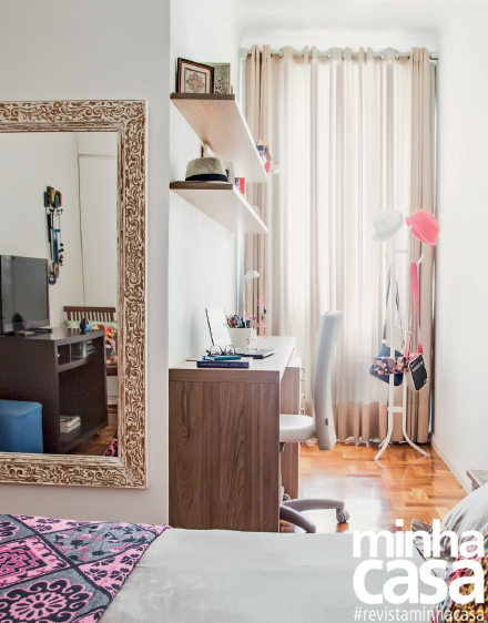 Para ocupar o cantinho da janela sem perder a luminosidade natural, a dupla de arquitetos criou um home office. Para ocupar o cantinho da janela sem perder a luminosidade natural, a dupla de arquitetos criou um home office.