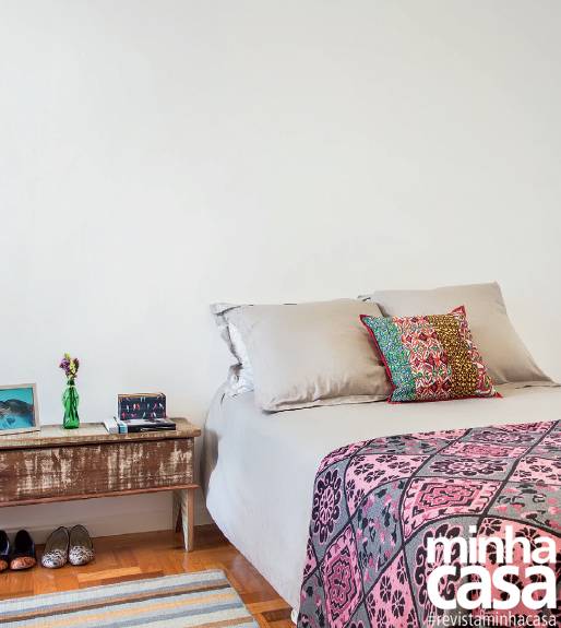 Antes e depois: reforma em apê estiloso dobra tamanho do hall e integra cozinha