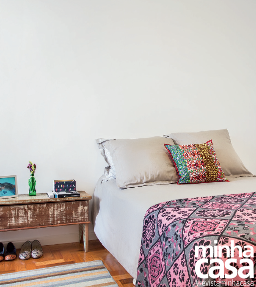 O criado-mudo é um baú antigo, presente do namorado dela. O criado-mudo é um baú antigo, presente do namorado dela.